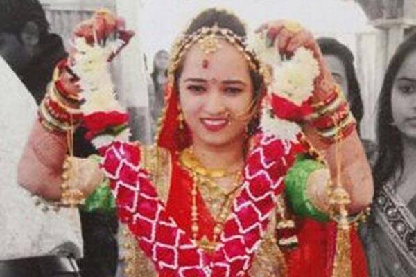 કિંજલના એક વર્ષ પહેલા કિંજલના વલ્લભીપુરના વતની અને હાલ સિંગણપોર સ્થિત અખંડાનંદ રો હાઉસમાં ભાડે રહેતા હીરા દલાલ નિકુંજ દિયોરા સાથે લગ્ન થયા હતા. પતિને આર્થિક રીતે મદદરૂપ થવા માટે કિંજલે ઘરમાં બ્યૂટીપાર્લર શરૂ કરવાની સાથે કમ્પ્યૂટર કોર્સ શીખવા માટે ક્લાસ પણ લીધા હતા. ગત અઠવાડિયે બહેન આશાના દિયરના લગ્ન પ્રસંગમાં ગયેલી કિંજલ ઘરે પરત ફર્યા બાદ નિરાશ હતી.