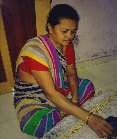 સુરતઃ કેશલેસ ટ્રાંઝેક્શનને પ્રોત્સાહન આપવા કેન્દ્ર સરકારે જાહેર કરેલી ડિજિટલ પેમેન્ટ ઇન્ટેન્સિવ સ્કીમમાં સુરતની એક મહિલાનું જીવન બદલી નાખ્યું છે. આ સ્કીમ અંતર્ગત પાંચ દીકરીઓની વિધવા માતાને લોટરી લાગી છે. સુરતમાં ઘરે જ સાડીઓમાં સ્ટોન લગાવવાનું કામ કરતા હંસાબહેન માંગુકીયા વરાછા બેન્કની ખાતેદાર છે. કાર્ડથી પેમેન્ટ કરી ડિજિટલ પેમેન્ટ ઇન્ટેન્સિવ સ્કીમમાં ઈનામ મેળવ્યું છે. 