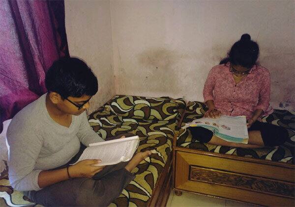 ડિજિટલ પેમેન્ટ સ્કીમમાં ઈનામ મેળવનાર હંસાબેન માંગુકીયાએ જણાવ્યું હતું કે, તેઓ યોગીચોક ખાતે પરિવાર સાથે રહે છે. તેમને સંતાનોમાં પાંચ દીકરીઓ અને એક દીકરો છે. જેમાં 3 દીકરીઓના લગ્ન થઈ ગયા છે. પતિના અવસાન બાદ પરિવાર સાથે મળીને સાડીઓમાં સ્ટોન લગાવવા અને લેસ મુકવાનું કામ કરીને ગુજરાન ચલાવે છે. તેમણે ચોથી ડિસેમ્બરના રોજ 200 રૂપિયાનું પેટ્રોલ પુરાવ્યું હતું. અને એક લાખ રૂપિયાનું ઈનામ મળતાં તેઓ તથા પરિવાર ખૂબ ખુશ છે. 