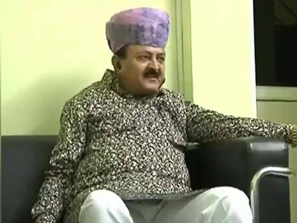 રાજાવતે ગયા વર્ષે એપ્રિલમાં કહ્યું હતું કે, બંધારણ બનાવવામાં ભૂલ થઇ છે. બહુ પહેલાં જ ભારતને હિન્દુ રાષ્ટ્ર જાહેર કરવું જોઇતું હતું. તેમણે એકવાર પોલીસના પ્રોગ્રામમાં કહ્યું હતું કે હેલ્મેટ મૂર્ખ લોકો પહેરે છે અને તેને પહેરવી ફરજિયાત ન હોવી જોઇએ. આ પ્રસંગે પોલીસના ઘણા મોટા અધિકારીઓ હાજર હતા. 