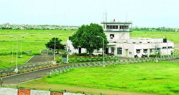 સોમવારે પોસ્ટ ઑફિસની પાસપોર્ટ સેવા કેન્દ્રના ઉદઘાટન પ્રસંગે રાજાવતે શહેરની ખરાબ એર કનેક્ટિવિટી અંગે આક્રોશ ઠાલવતાં આ એલાન કર્યું. રાજાવતે કહ્યું કે , મને એવું લાગે છે કે કોટાનું એકમાત્ર એરપોર્ટ VIPs માટે જ બન્યું છે, જનતા માટે નહી કેમ કે ત્યાં ફક્ત મોટાં લોકોના એરક્રાફ્ટ જ ઉતરી શકે છે.