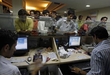 SBI: એક એપ્રિલ બાદ એસબીઆઈ પોતાના ગ્રાહકોને માત્ર એક મહિનામાં ત્રણ વખત બેંકમાં પૈસા જમા કરાવવાની મફત સેવા આપશે. ત્યારબાદ દરેક ટ્રાંજેક્શન પર ગ્રાહકો પાસેથી 50 રૂપિયાનો ચાર્જ વસલ કરવામાં આવશે. જ્યારે ચાલુ ખાતાના મામલે આ ચાર્જ 20,000 રૂપિયા પણ હોઈ શકે. જ્યારે ફરિવાર પાંચ વર્ષના સમયગાળા બાદ એસસબીઆઈએ ખાતામાં ન્યૂનતમ રાશી નહી હોય તો ચાર્જ વસુલવાનું શરૂ કર્યું છે. જે 1 એપ્રિલથી લાગૂ કરવામાં આવશે. 