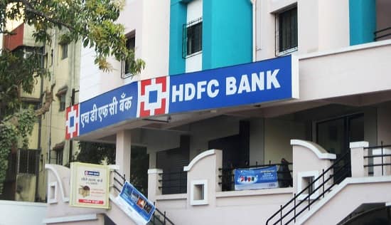 HDFC- મહિનામાં માત્ર ચાર વખત લેન-દેનની સુવિધા મળશે. નવો ચાર્જ સેલેરી અને સેવિંગ બંને ખાતાઓ પર લાગશે. હોમ બ્રાંચ પર એક દિવસમાં 2 લાખ રૂપિયા સુધી જમા કરાવવા પર કોઈ ચાર્જ નહી લેવામાં આવે. આ રાશી પાર કર્યા બાદ પ્રતિ 1000 રૂપિયા પર 5 રૂપિયા અથવા 150 રૂપિયાનો ચાર્જ વસુલ કરવામાં આવશે. નોન હોમ બ્રાંચ પર આ ચાર્જ 25,000ની લિમિટ પર લાગશે. 