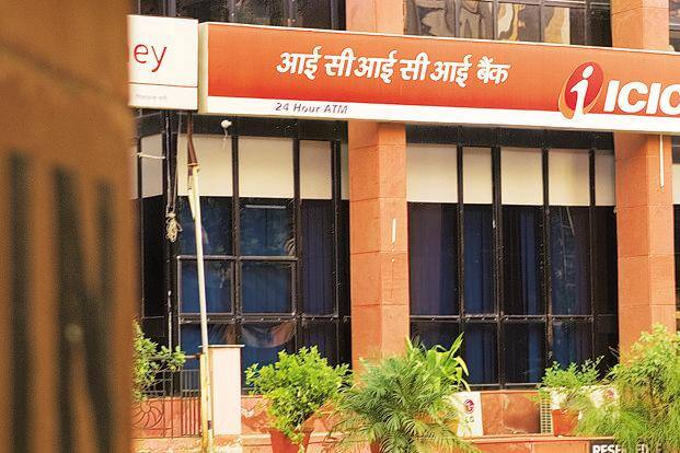 ICICI- હોમ બ્રાંચ પર ચાર લેનદેન ફ્રી રહેશે, ત્યારબાદ 5 રૂપિયા પ્રતિ 1000 રૂપિયાના હિસાબે ચાર્જ વસુલ કરવામાં આવશે. થર્ડ પાર્ટી લિમિટ 50 હજાર રૂપિયાના પર દિવસ રહેશે. નોન હોમ બ્રાંચ પરથી પૈસા માત્ર ક વખત ઉપાડી શકાશે, ત્યારબાદ 1000 રૂપિયા પર 5 રૂપિયા ચાર્જ વસુલ કરવામાં આવશે. નોન હોમ બ્રાંચ પર પણ 1000 રૂપિયા પર 5 રૂપિયા ચાર્જ વસુલ કરવામાં આવશે. જ્યારે મશિનથી પૈસા જમા કરાવવા પણ માત્ર એકવાર ફ્રી રહેશે.