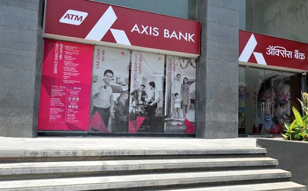 AXIS- બેંક મહિનામાં માત્ર પાંચ વખત ફ્રી માં લેન-દેનની સુવિધા આપશે જેમાં ખાતામાં પૈસા જમા કરવા અને ઉપાડવાનું પણ સામેલ છે. આ સીમા પાર કરવા પર પ્રતિ લેવડ-દેવડ પર 95 ટકા દંડ કરવામાં આવશે. જ્યારે બીજી બ્રાંચ પર લેવડ-દેવડની સીમાં 5 વખત નક્કી કરવામાં આવી છે. ત્યારબાદ છઠ્ઠી વખત 50,000 કરતા વધારે જમા કરાવવા પર 2.50 રૂપિયા પ્રતિ 1000 રૂપિયા અથવા 95 ટકા હિસબે ચાર્જ વસુલ કરશે. 