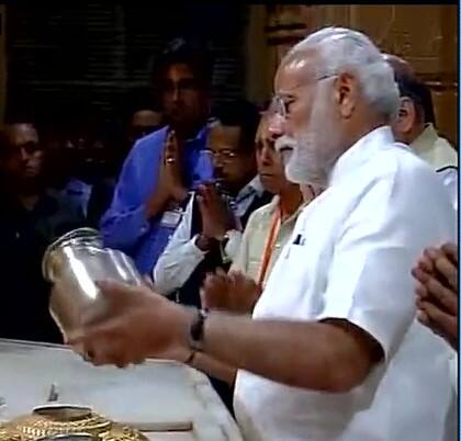 વધુમાં વડાપ્રધાન મોદીએ જણાવ્યું હતું કે, ગુજરાતના દરિયાકિનારે 40 પ્રોજેક્ટ સ્થાપવામાં આવશે જેના મારફતે 45 હજાર કરોડનું મૂડી રોકાણ કરવામાં આવશે. સાથે ગુજરાતના દરિયાકિનારે આવેલા 18 પોર્ટને આધુનિક બનાવાશે. 