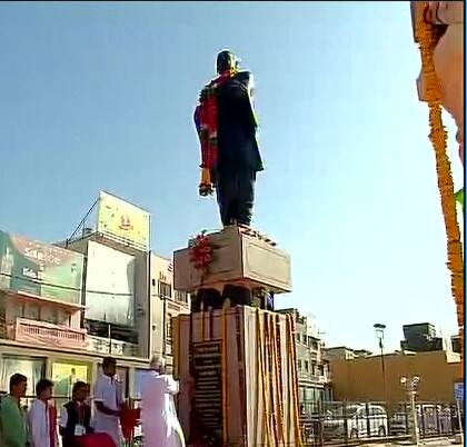  આ પ્રસંગે મોદીએ પૂર્વ મુખ્યમંત્રી કેશુભાઇ પટેલના વખાણ કર્યા હતા. મોદીએ કહ્યું હતું કે અમદાવાદ-બગોદરા હાઇવે પર પહેલા અનેક અકસ્માતો થતાં હતાં, પરંતુ કેશુભાઇ પટેલની સરકારે એ હાઇવેને ફોરલેન કરીને અકસ્માતો ઘટાડ્યાં છે. મોદીએ સોમનાથમાં આવેલી સરદાર વલ્લભભાઇ પટેલની પ્રતિમાને શ્રદ્ધાંજલિ આપી હતી.