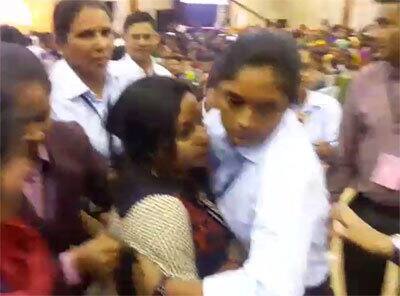 તેણે વધુમાં જણાવ્યું કે, હું અહીં મોદીને મળવા આવી હતી. મને સિક્યોરિટીને લઇને કોઇ આઇડિયા નહોતો. હું મોદીને મળીને મારા ગામની સમસ્યાઓથી માહિતગાર કરવા માંગતી હતી.