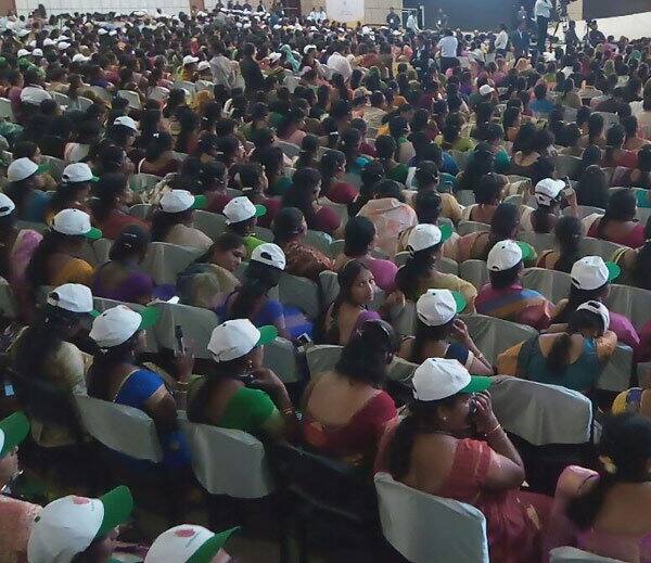 જ્યારે કેરળ મહિલા પંચે આ ઘટનાને માનવાધિકાર ઉલ્લંઘન ગણાવતા સંબંધિ સુરક્ષાકર્મી વિરૂદ્ધ ફરિયાદ કરવાની માગ કરી છે. પરંતુ જિલ્લાના ઉચ્ચ અધિકારીએ આ પ્રકારની વાતને નકારી કાઢી છે. ગાંધીનગર પોલીસ અધીક્ષક વીરેન્દ્ર યાદવે કહ્યું કે, મહિલાનો ચહેરો ઢંકાયેલો હતો અને તેની ઓળખ કરવા માટે બુરખો હટાવવો જરૂરી હતો અને આમ એક મહિલા કો-ઓર્ડિનેટરની હાજરીમાં કરવામાં આવ્યું હતું.