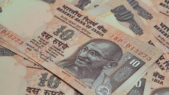 મુંબઈઃ રિઝર્વ બેંક ઓફ ઇન્ડિયા (RBI) ટૂંકમાં જ 10 રૂપિયાની નવી નોટ જારી કરશે. તેમાં સુરક્ષા માટે અનેક નવા ફીચર્સ જોડવમાં આવશે. રિઝર્વ બેંકે ગુરુવારે કહ્યું કે, મહાત્મા ગાંધી શ્રેણી-2005ની બેંક નોટમાં બન્ને નંબર પેનલમાં એલ અક્ષર સામલે કરવામાં આવશે.