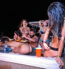 \'ઇન્સ્ટાગ્રામ કિંગ\' બિલ્જેરિયન અર્ધનગ્ન યુવતી પર ડિશ મુકી જમતી તસવીર કરી પોસ્ટ, લોકો થયા ગુસ્સે 