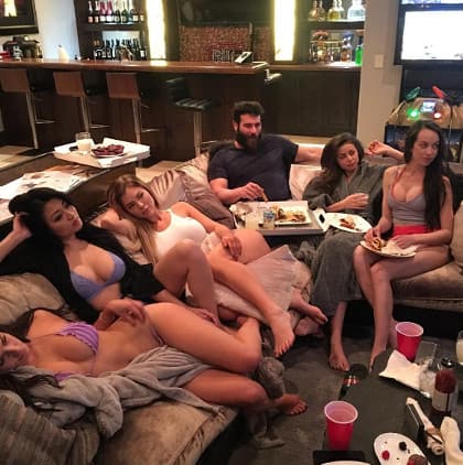 પોકરને કારણે 2013 સુધી ડેનની સંપતિ 100 મિલિયન ડોલર એટલે કે લગભગ 632 કરોડ રૂપિયા છે. 2009માં વર્લ્ડ સીરિઝ ઓફ પોકરમાં ડેને ખૂબ સફળતા મેળવી હતી. ડેન ઓનલાઇન પોકર રૂમ વિક્ટરી પોકરના કો-ફાઉન્ડર છે. લોસ એન્જલસ, સેન ડિએગો અને લાસ વેગાસમાં તેના ભવ્ય બંગલો આવેલા છે.