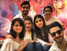 ‘યે હૈ મહોબ્બતે’ના સેટ પર સ્ટાર્સે આમ ઉજવી હોળી, જુઓ તસવીરો  