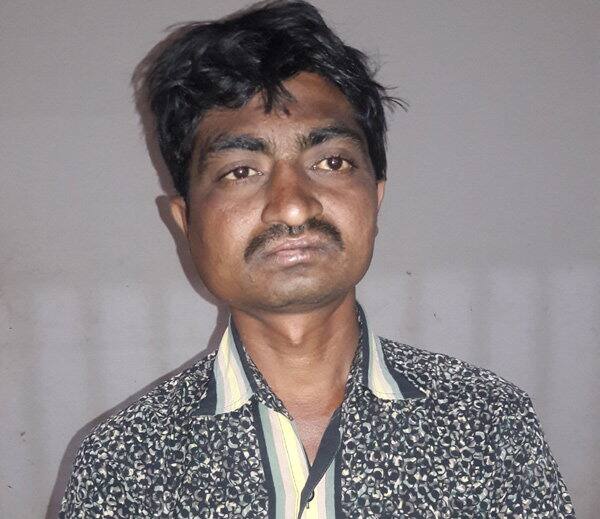 ઘટનાની મળતી માહિતી પ્રમાણે, ચોટીલાના મફતીયા પરામાં રહેતા રાજુભાઇ વાલજીભાઇ સુરેલા અને ચતુરભાઇ કાળુભાઇ પંચાળા સામસામે ભટકાયા હતા. જેમાં રાજુભાઇએ પગ આડો રાખતાં ચતુરભાઇ પડી ગયા હતા. આ ઘટના અંગે ઉગ્ર બોલાચાલી થતાં ભયંકર સ્વરૂપ ધારણ થતાં રાજુભાઇએ છરી કાઢતાં ચતુરભાઇ એ છરી આંચકી લીધી હતી. 