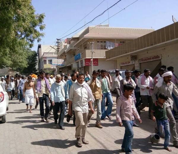 ત્યારબાદ રાજુભાઇને છરીના ત્રણ ઘા પડખામાં મારી દેતાં મૃત્યું નીપજ્યું હતું. જ્યારે આ સમયે હાજર હસમુખભાઇ દિલિપભાઇ શિહોરાને પણ છરીના બે ઘા ચતુરભાઇએ મારી દેતાં તેઓને પણ લોહીલુહાણ હાલતમાં રાજકોટ હોસ્પીટલમાં સારવાર માટે ખસેડાયાં હતાં. જ્યારે બનાવ બાદ મૃતદેહને ચોટીલા હોસ્પીટલમાં પી.એમ.માટે ખસેડાયો હતો.