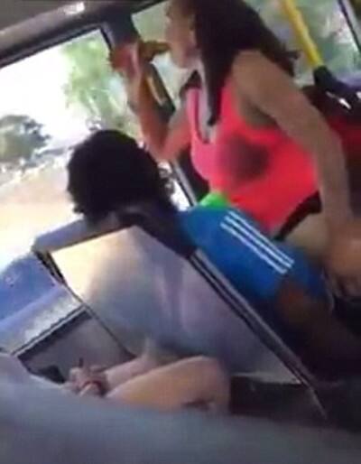 થોડી મિનિટોના આ વીડિયોમાં એક યુવક સીટ પર બેઠો છે જ્યારે યુવતી તેના ખોળામાં બેસી જાય છે અને રોમાન્સ કરવા લાગે છે. દરમિયાન યુવતી પોતાના બ્રેસ્ટ પર એક્સપોઝ કરે છે. કપલ કોઇની પણ શરમ રાખ્યા વિના સેક્સ એક્ટ કરતા પણ જોવા મળી રહ્યા છે. 