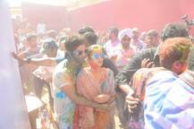 \'બદ્રીનાથે\' તેની દુલ્હનિયા સાથે આ રીતે મનાવી ધૂળેટી, જુઓ તસવીરો 