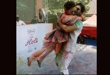 \'બદ્રીનાથે\' તેની દુલ્હનિયા સાથે આ રીતે મનાવી ધૂળેટી, જુઓ તસવીરો 