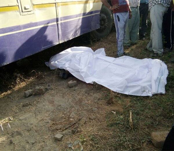 પાલનપુર: મંગળવારે સવારે બનાસકાંઠાના પાલનપુરના મેરવાડા નજીક એક એસ.ટી બસના ડ્રાયવરને ચાલુ બસે હાર્ટ અટેક આવતાં ડ્રાઈવરનું મોત નીપજ્યું હતું. જ્યારે ડ્રાઈવરની સમય સુચકતાથી 20 જેટલા મુસાફરોનો બચાવ થયો હતો. આ અકસ્માત સર્જાતા આસપાસના લોકો દોડી આવ્યા હતાં. આ બસ પાલનપુરથી મહેસાણા તરફ જઈ રહી હતી. 