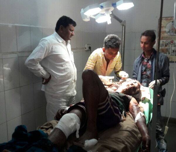  દરમિયાન આ સ્થળે દવ લાગ્યો હોવાથી વનકર્મચારીઓ પણ મંગળવારે ત્યાં પહોચ્યા હતા. જેઓ પણ રિંછની ઝપટમાં આવી ગયા હતા. જેમાં નવાવાસ રેંજ ફોરેસ્ટર રાયકણભાઇ પટણી ગૂમ થઇ ગયા હતા. જ્યારે વનકર્મી નવાવાસના ઉમરખાન બલોચ (ઉ.વ.55) અને ગંછેરાના નવાજી રબારી (ઉ.વ.40)ને ગંભીર ઇજાઓ પહોચતા સારવાર અર્થે દાંતા હોસ્પિટલમાં ખસેડવામાં આવ્યા હતા. 