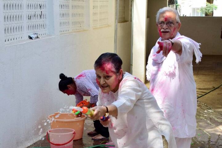  ગુલઝારની મીનાકુમારી સાથેની નિકટતા રાખીથી સહન થતી નહોતી. આ દુઃખને ભુલવવા આલ્કોહોલ અને ડ્રગનું સેવન કરવા લાગી હતી. રાખીની આ આદતથી બીજા પતિ ગુલઝાર નારાજ થયા અને અંતે બન્ને અલગ થઈ ગયા. સમય જતાં રાખીને પાડોશીઓ સાથે વાંકુ પડ્યું અને મુંબઈનો ફ્લેટ વેચી દીધો હતો.