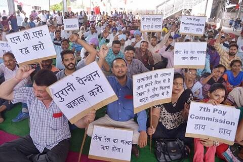 મુખ્ય માંગણીઓમાં (૧) ગૃપ ઓફ મિનિસ્ટરના ૬ જુલાઇ ૧૬ના રોજ અપાયેલ અખબારી નિવેદન તથા ખાત્રીનો અમલ કરવો (૨)૧૮૦૦૦ મિનિમમ વેતન વધારી ૨૬૦૦૦ કરવું. (૩)HRA ૧૦-૨૦-૩૦ ટકા મુજબ આપવું (૪) નવી પેન્શન પ્રથા રદ કરવી (૫)GDS કર્મચારીને કાયમી દરજ્જો તેમજ વેતન કમીટીનો અહેવાલ સ્વીકારવો. (૬) કન્ટીજન્ટ સ્ટાફને ૭મું પગારપંચ મુજબ પગાર આપવો. (૭) કર્મચારીઓને હવેથી પ્રમોશન તેમજ ફાયનાન્સીયલ અપગ્રેડેશન માટે ગુડને બદલે વેરીગુડ બેંચ માર્ક મેળવવો પડશે. તેમજ જો આ માર્ક નહિ ળે તો ૨૦ વર્ષ સુધી ઇન્ક્રીમેન્ટ અટકી શકે. આ નિર્ણય રદ કરવો (૮) કર્મચારીઓ પરિક્ષાથી મેળવેલ પ્રમોશન બાદ તેમની નવી નોકરી સાથે MACP પ્રમોશનનો લાભ આપવો.