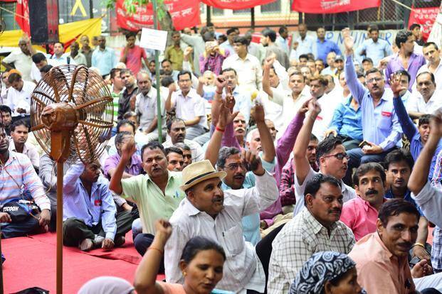 (૯)તમામ ખાલી જગ્યાઓ તાકીદે ભરવી-બાન હટાવવો-ગૃપ સીની ભરણીના નિયમો બદલી હવેથી રીજીયોનલ બેઝ મુજબ ભરતી કરવી. (૧૦)રહેમરાહ નિમણુંક રેલ્વેની જેમ બધા કિસ્સામાં નિમણુંક આપવી (૧૧)નોકરી દરમ્યાન પાંચ પ્રમોશન આપવા. (૧૨) ચાઇલ્ડ કેર લીવ જુની પ્રથા મુજબ ચાલુ રાખવી (૧૩) કેન્દ્રીય કર્મચારીઓ તથા પેન્શનરોને સરકારી અથવા પ્રાઇવેટ હોસ્પીટલમાં કેશ લેશ મેડીકલ સારવાર મંજુર કરવી. (૧૪) OTA રેટ સુધારવા (૧૫) દર પાંચ વર્ષ પગાર સુધારણા કરવા (૧૬) ઇકવલ પે-ઇકવલ વર્ક હુકમનો અમલ કરવો સહિતની વ્યાજબી માંગણીઓની અમલી કરણ કરાવવા આ હડતાલને સફળ બનાવવા શરદભાઇ તેરૈયા (ગુજરાત પ્રમુખ), કે.બી.ચુડાસમાં (રિજીયોનલ સેક્રેટરી), જે.યુ.મહિડા વડોદરા, એમ.એ.દેવમુરારી, દામજીભાઇ ચાવડા પોસ્ટલ યુનિયન અગ્રણીઓ જહેમત ઉઠાવી રહ્યાછે.આ હડતાલ સંર્દભે આજે સાંજે દેખાવો સુત્રોચ્ચાર પણ યોજવામાં આવ્યાનું યુનિયન અગ્રણીઓએ ઉમેર્યુ છે.