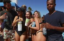 USમાં ચાલી રહ્યું છે સ્પ્રિંગ બ્રેક વેકેશન, બીચ પર યંગસ્ટર્સે આમ માણી મજા