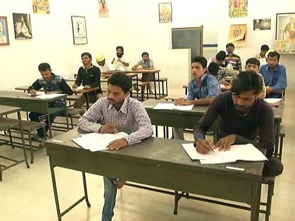 કાજલ જ્યારે દસમા ધોરણમાં હતી ત્યારના અને અત્યારના અભ્યાસક્રમમાં ચેન્જ આવી ગયો હોવાથી તેણે બે મહિના પહેલાં દસમા ધોરણની બુક્સ મંગાવીને વાંચવાનું શરૂ કર્યું હતું. જિલ્લા વહિવટી તંત્ર અને જેલ પ્રશાસન દ્વારા પરીક્ષાને લઈને ખાસ વ્યવસ્થા ઊભી કરવામાં આવી છે. કુલ 46 જેટલા કેદીભાઈઓ તથા બહેનો પરીક્ષા આપી શકે તે માટે તમામ પ્રકારની વ્યવસ્થા ગોઠવવામાં આવી છે. 