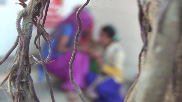 પીડિતાએ જણાવ્યું હતું કે, તેમને ઘણી જ પીડા થઇ હતી. નાની બહેન તો બિલકુલ બેભાન થઇ ગઇ હતી. પોતે પણ ઢીલી પડી ગઇ હતી, પણ તેને થોડું ભાન હતું. ગામના લોકો પીછો કરતાં હોવાથી ચાલુ ગાડીએ ત્રણેને બહાર ફેંકીને બળાત્કારીઓ ફરાર થઈ ગયા હતાં. ત્યાર બાદ 108 બોલાવીને અમને દવાખાને લઇ જવાયા હતાં. 