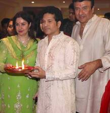 અનુ મલિકના ઘરે પત્ની અંજલિ સાથે પૂજામાં ભાગ લેવા પહોંચ્યા સચિન