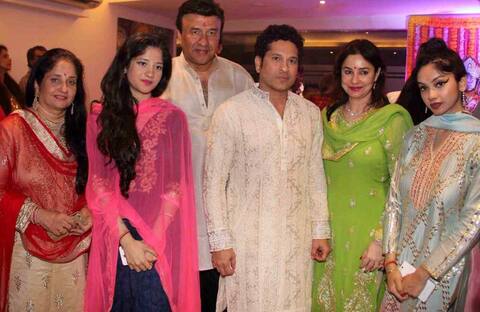 અનુ મલિકના ઘરે પત્ની અંજલિ સાથે પૂજામાં ભાગ લેવા પહોંચ્યા સચિન અનુ મલિકના ઘરે પત્ની અંજલિ સાથે પૂજામાં ભાગ લેવા પહોંચ્યા સચિન