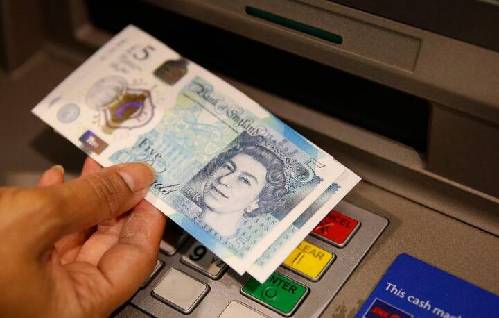  સૌથી પહેલા સરકારે ફેબ્રુઆરી 2014માં 10 રૂપિયા મૂલ્યની પ્લાસ્ટિક નોટના ફીલ્ડ ટ્રાયલ માટે મંજૂરી આપી હતી. ટ્રાયલ માટે પાંચ શહેરની પસંદગી તેના ભૌગોલિક અને જળવાયુ વિવિધતાના આધારે કરવામાં આવીછે. ફીલ્ડ ટ્રાયલ માટે પસંદ કરવામાં આવેલ શહેરમાં કોચિ, મૈસૂર, જયપુર, શિમલા અને ભુવનેશ્વર છે.