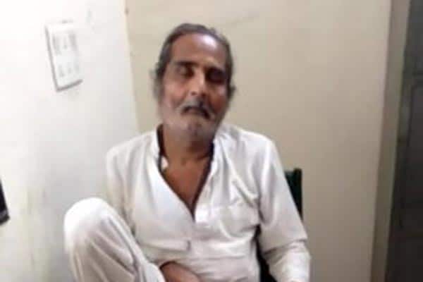 આ અંગેની વિગતો એવી છે કે, બાળપણમાં માતા-પિતાના મૃત્યુ પછી તે તેના મોટા મમ્મી સાથે રહેતી હતી. જોકે, બે વર્ષ પહેલાં તેઓ સળગી જતાં પીડિતાના ફોઇ તેને પોતાના ઘરે વલસાડ લઈ ગયા હતા. જ્યાં તેના પર તેના સગા ફૂવાએ દાનત બગાડી હતી. છેલ્લા ત્રણ મહિનાથી ફૂવા તેને પરાણે બ્લૂ ફિલ્મો બતાવી મુખમૈથુન કરાવતા હતા. 