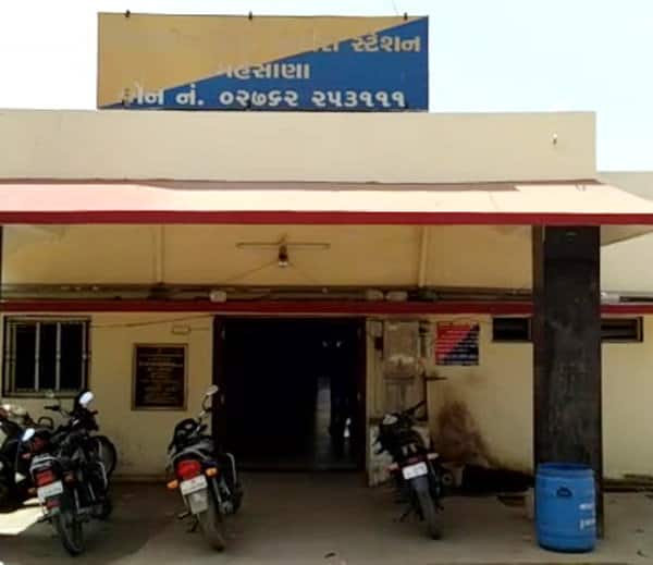 આ અંગે પીડિતાએ અંતે ફોઇને ફરિયાદ કરતાં ઝઘડો થયો હતો. પરંતુ ફૂવાએ દુષ્કર્મ ચાલું રાખતા કંટાળેલી આ 22 વર્ષીય યુવતી ચાર દિવસ પહેલા ઘરેથી ભાગીને અમદાવાદ પહોંચી હતી. અહીં તે દિવસે ભીખ માગતી હતી અને રાત્રે પ્લેટફોર્મ પર જ સૂઈ જતી હતી. દરમિયાન તે ગુરુવારે ટ્રેનમાં બેસીને મહેસાણા આવી પહોંચી હતી. 