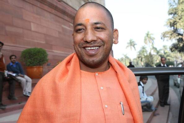 યોગીનો જન્મ ઉત્તરાખંડના ગડવાલ પોરી પંચુરમાં થયો હતો. યોગી આદિત્યનાથ મૂળ રાજપૂત પરિવારના છે. ગઢવાલ યુનિવર્સિટીમાંથી ગણિતમાં બીએસસી કર્યું છે. ૧૨મી લોકસભાના સૌથી યુવા ચહેરા તરીકે આદિત્યનાથ રહ્યા હતા. ૧૯૯૮, ૧૯૯૯, ૨૦૦૪, ૨૦૦૯, ૨૦૧૪ની ચૂંટણીમાં લોકસભા માટે ગોરખપુરથી ચૂંટાઈ આવ્યા હતા. ગોરખનાથ મંદિરમાં પૂર્વ હિન્દુ મહાસભાના પ્રમુખ મહંત અવૈદ્યનાથના પૂર્વગામી તરીકે તેઓ રહ્યા છે.
