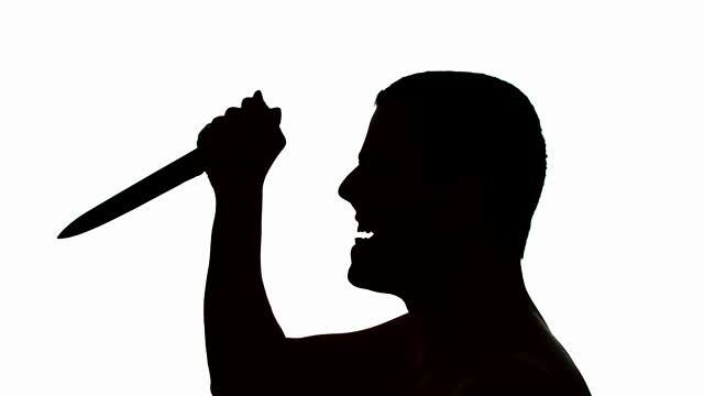  આરોપીએ કબૂલ્યું હતું કે, રસ્તામાં ચાલતા ભટકાઈ જતા બન્ને વચ્ચે મારમારી થઈ હતી. જેમાં યુવકે છરો કાઢી હુમલો કરવા જતા તેણે છરો આંચકીને હત્યા કરી નાંખી હતી. જો કે, પોલીસે પ્રણય ત્રિકોણને પગલે હત્યાનું કાવતરૂ ઘડાયું હોવાનું જણાવ્યું હતું. છ મહિના અગાઉ સાબરમતીના અચેર ખાતે ચાલતા મેટ્રો રેલ પ્રોજેક્ટના કામને લઈને અનેક જગ્યાએ આડશ માટે રસ્તામાં પાટીયા ઊભા કરાયા છે.
