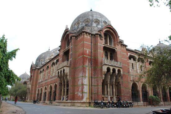 હોમસાયન્સ ફેકલ્ટી ખાતેની આ ઘટનાથી ઉપસ્થિત વિદ્યાર્થિનીઓ ડઘાઇ ગઇ હતી અને અફરાતફરી થાય તેવો માહોલ રચાયો હતો. જોકે વિજિલન્સ સ્ટાફે આવીને વિદ્યાર્થિની અને યુવકને લઇ જતાં વિદ્યાર્થિનોના શ્વાસ હેઠા બેઠા હતા. યુવક- યુવતીની સગાઇ થયેલી હોઇ વિજલન્સે બન્નેના વાલીઓ પાસેથી લેખિત નિવેદન લઇ વધુ કોઇ કાર્યવાહીની જરૂર ન હોઇ જવા દીધાં હતાં.