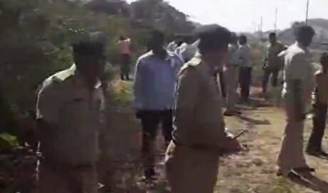 પોલીસ સમક્ષ માત્ર 13 વર્ષના ધોરણ 7ના બન્ને વિદ્યાર્થીએ કરેલી કબૂલાત મુજબ પિન્ટુ અને આ બંને કિશોર એક જ ક્લાસમાં અભ્યાસ કરતા હતા. એ જ ક્લાસમાં એક વિદ્યાર્થિની પણ અભ્યાસ કરે છે. જે ત્રણેયની સાથે ફ્રેન્ડશીપ રાખતી હતી. જેમાંથી પિન્ટુ સાથે વધુ પ્રમાણમાં હસતી બોલતી હતી.