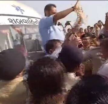 આ વિદ્યાર્થીની પિન્ટુ સાથે વધુ સંબંધો રાખતી તે આ બન્ને વિદ્યાર્થી મિત્રોને પસંદ ન હતું. તેથી તે બન્નેએ સાથે મળી પિન્ટુની હત્યા કરી નાખી હતી. બંનેએ પિન્ટુની હત્યા કરવા માટે પહેલાં તીક્ષ્ણ હથિયાર શોધ્યું હતું પણ હથિયાર ના મળતાં છેવટે તેમણે પથ્થરથી માથું છૂંદી નાંખીને પિન્ટુની હત્યા કરી નાંખી. 