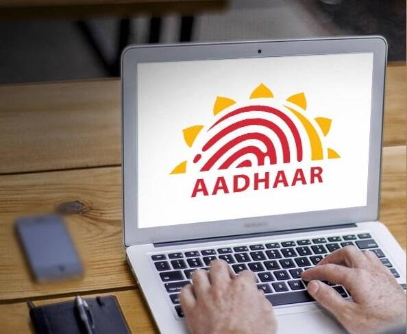  કેન્દ્ર સરકાર દ્વારા આ સંદર્ભમાં રાજ્યોને ટૂંકમાં જ આદેશ કરવામાં આવનાર છે. નવા લાયસન્સ માટે આધાર ઓળખ જરૂરી બનાવી દેવામાં આવશે. આ ઉપરાંત લાયસન્સ રિન્યૂ કરાવવા માગતા લોકો માટે પણ આધારને જરૂરી બનાવવામાં આવશે. સત્તાવાર સુત્રોએ માહિતી આપતા કહ્યું છે કે, આના કારણે મલ્ટીપલ લાયસન્સના ઉપયોગના દૂષણને રોકી શકાશે.