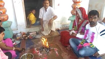 આ ઘટના રાજસ્થાનના જોધપુરથી લગભગ 150 કિલોમીટર દૂર આવેલા ફલોદી નામના શહેરની છે. આ શહેરમાં રહેતી તસ્લીમા નામની મુસ્લિમ યુવતીએ સુરેશ પુરોહિત નામના બ્રાહ્મણ છોકરા સાથે લગ્ન કરી લીધાં. તશ્લીમા ઉચ્ચ શિક્ષિત છે અને તેના પરિવારને મનાવીને તેણે હિન્દુ યુવક સાથે મંદિરમાં હિન્દુ વિધીથી લગ્ન કરી લીધાં.