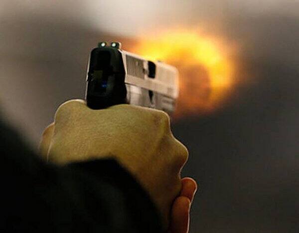 અમદાવાદઃ અમેરિકામાં ભારતીયો પરના હુમલામાં વધુ એક ઘટના સામે આવી છે. અલાબામા સ્ટેટના ટસ્કલુસા શહેરમાં મૂળ સુરતના રાંદેર વિસ્તારના 52 વર્ષીય નરેન્દ્રકુમાર અંબાલાલ પટેલ પર શુક્રવારે રાત્રે ડ્રગ્સના નશામાં ધૂત 1 અશ્વેતે ફાયરિંગ કર્યું હતું. નરેન્દ્ર પટેલ હૉસ્પિટલમાં સારવાર હેઠળ છે. આ ઘટનાથી પરિવારજનો તથા ગુજરાતી સહિતના ભારતીયોમાં ભયભીત છે. શુક્રવારની ઘટનાને 5 દિવસ થવા છતાં હજી સુધી પોલીસ હુમલાખોરોને શોધી શકી નથી.