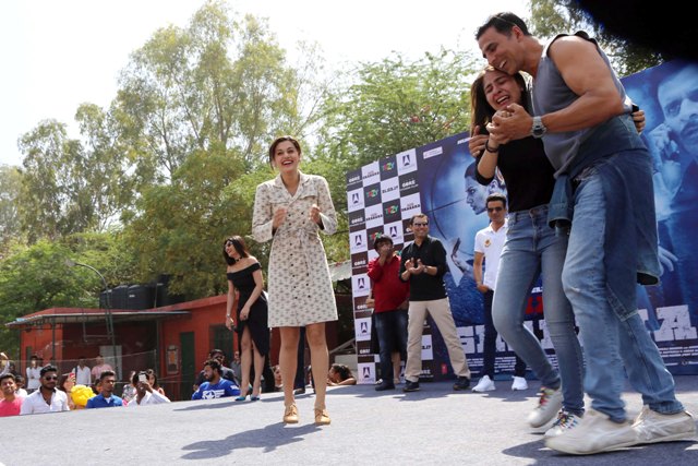 PICS: અક્કીને જોઈને આમ રડી પડી એક ફેન, ખુશ કરવા અક્ષયે સ્ટેજ પર બોલાવી કર્યો ડાંસ 