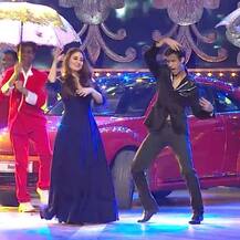  તૈમુરના જન્મ પછી પહેલી વાર કરિનાએ અવોર્ડ શોમાં કર્યુ પરફોર્મ, જુઓ PICS