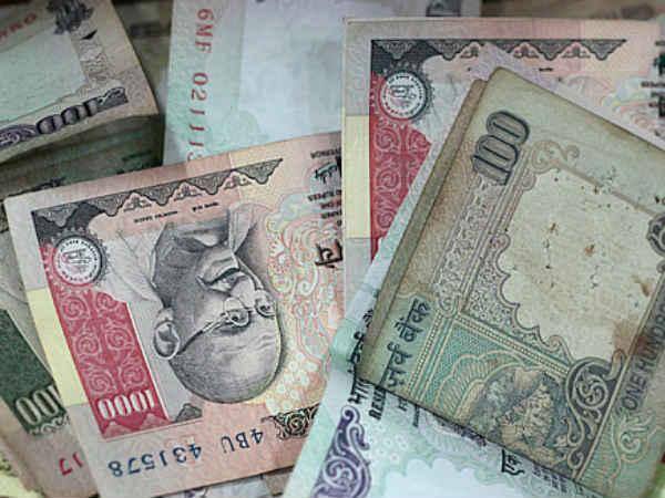 સમીક્ષા ગાળામાં બેંક ખાતામાં કથિત વધારે રોકડ જમા કરાવવા પર તપાસ માટે 5100થી વધારે નોટિસ જારી કરવામાં આવી. તેમણે કહ્યું કે, આ કાર્રવાઈમાં 610 કરોડ રૂપિયાથી વધારેની રોકડ અને કિંમતની સામાન જપ્ત કરવામાં આવ્યો છે.