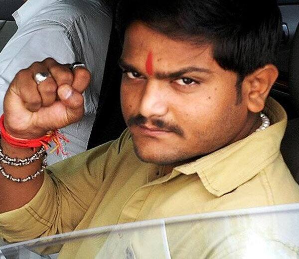 પાસની મહિલા અગ્રણી રેશમા પટેલે કેન્દ્રીય ચૂંટણી પંચને આરટીઆઇ સાથે એક પત્ર લખીને ૩૭ જેટલા મુદ્દાની સ્પષ્ટતા માગી છે. જેમાં તેમણે પોતાને સ્વતંત્ર રીતે ટેકનીકલ એકસપર્ટ પાસે ચકાસણી કરાવવી હોય અને ઇવીએમ ખરીદવું હોય તો શું પ્રોસીજર છે તેની માહિતી આપવા પણ જણાવ્યું છે. તે સાથે બગડેલા કે ક્ષતિયુકત ઇવીએમનો કેવી રીતે નાશ કરવામાં આવે છે સહિત અનેક મુદ્દે પણ જાણકારી માગી છે.