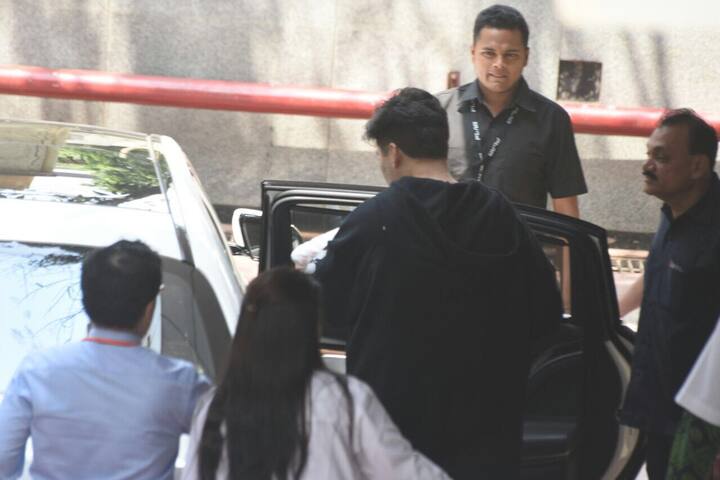 જો કે આ તસવીરોમાં કરણનો ચહેરો દેખાતો નથી. (Photo: Manav Mangalani)