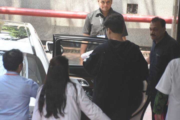 બે દિવસ પહેલા કરણ જોહરે ટ્વિટ કરીને કહ્યું હતું કે તે જલ્દી જ પોતાના બાળકોના ફોટો શેર કરશે. તે આ માટે યોગ્ય સમયની રાહ જોઈ રહ્યા છે. હાલમાં આવેલી કરણની બાયોગ્રાફી એન એનસ્યૂટેબલ બોયના લૉંચના સમયે બાળકો હોય તેવી ઈચ્છા દર્શાવી હતી. તે સમયે કરણે બાળક અડોપ્ટ કરવાની કે સરોગસીથી પિતા બનવાની વાત કરી હતી. (Photo: Manav Mangalani)