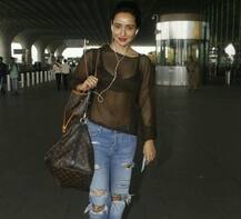 ટ્રાંસપરેંટ બ્લેક ટોપમાં નેહા શર્માનો હોટ અવતાર, જુઓ PICS 